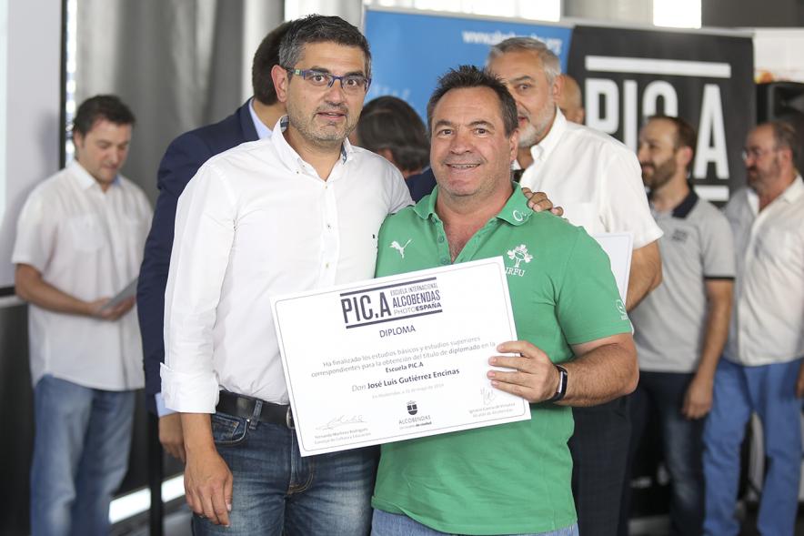 Concejal Rafael Sánchez y alumnos. Graduación alumnos Escuela de Fotografía PIC.A. -2019
