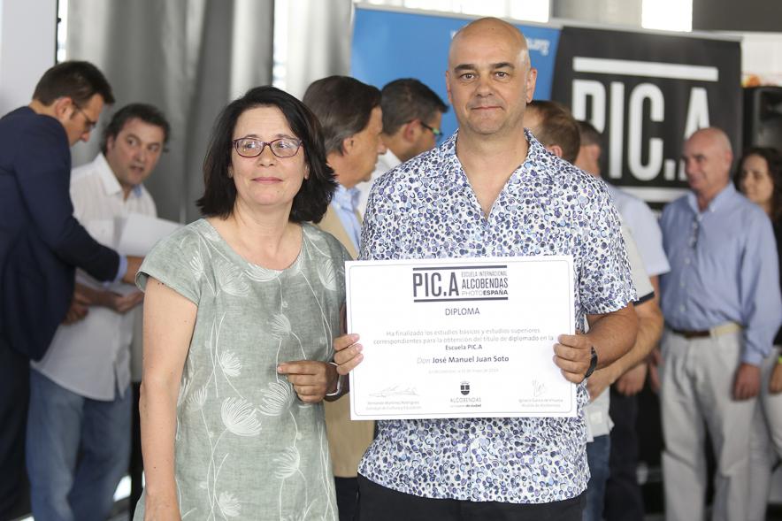 Autoridad con alumno graduado. Escuela de Fotografía PIC.A. -2019