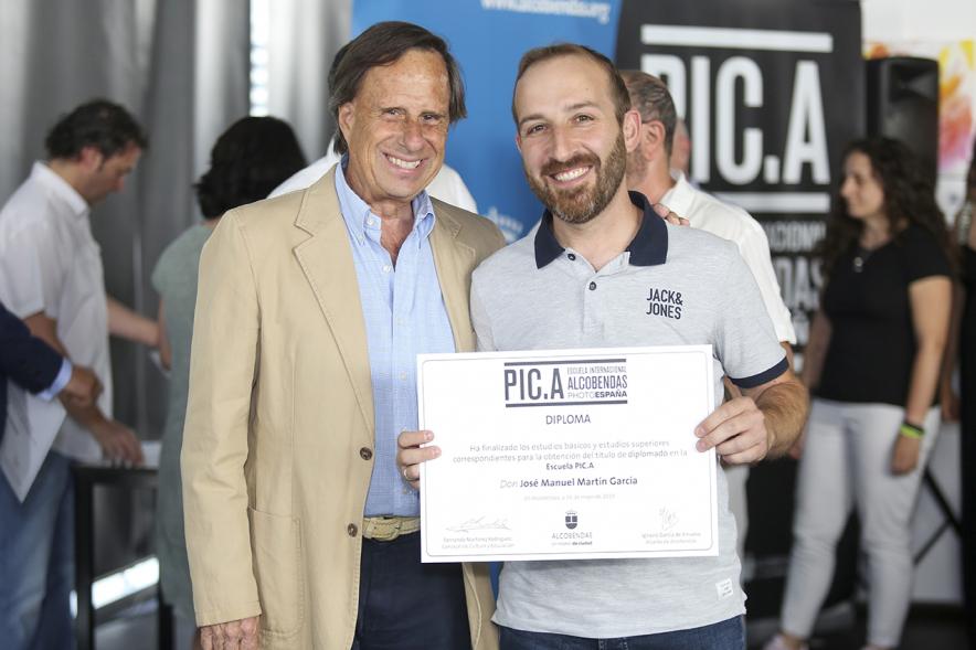 Alcalde Ignacio García de Vinuesa con alumno graduado. Escuela de Fotografía PIC.A. -2019