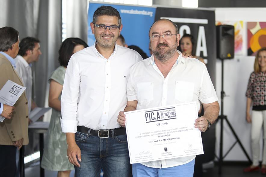 Concejal Rafael Sánchez y alumnos. Graduación alumnos Escuela de Fotografía PIC.A. -2019
