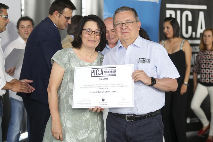 Autoridad con alumno graduado. Escuela de Fotografía PIC.A. -2019