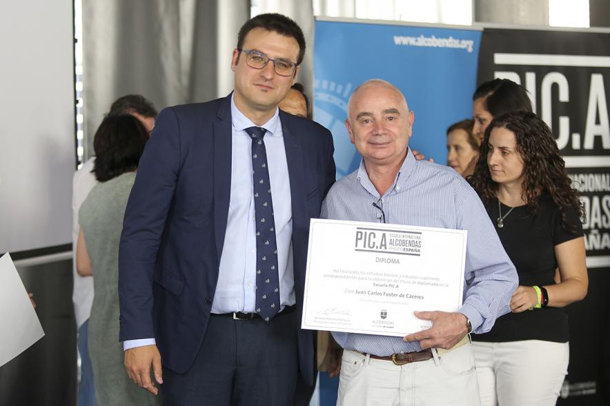 Concejal Miguel Ángel Arranz y alumnos. Graduación alumnos Escuela de Fotografía PIC.A. -2019