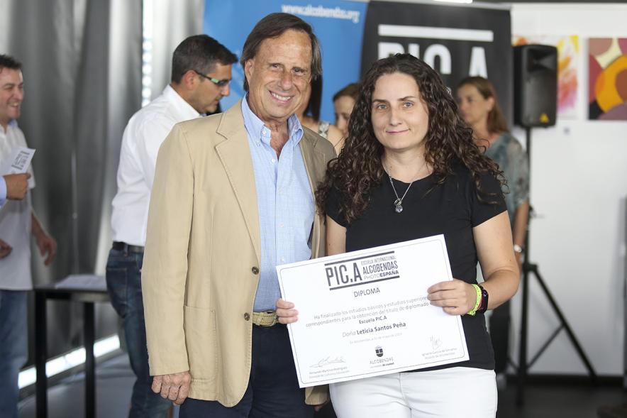 Alcalde Ignacio García de Vinuesa con alumno graduado. Escuela de Fotografía PIC.A. -2019