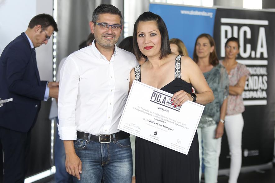 Concejal Rafael Sánchez y alumnos. Graduación alumnos Escuela de Fotografía PIC.A. -2019
