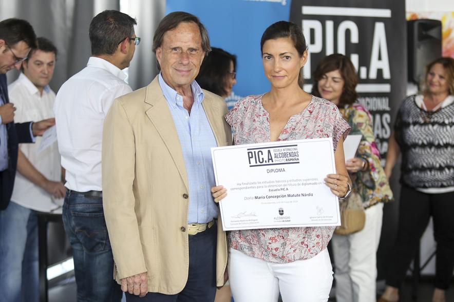 Alcalde Ignacio García de Vinuesa con alumno graduado. Escuela de Fotografía PIC.A. -2019