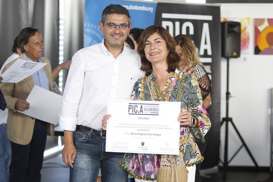 Concejal Rafael Sánchez y alumnos. Graduación alumnos Escuela de Fotografía PIC.A. -2019