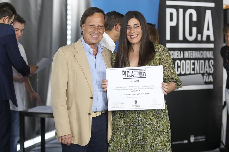 Alcalde Ignacio de Vinuesa y alumnos. Graduación alumnos Escuela de Fotografía PIC.A. -2019