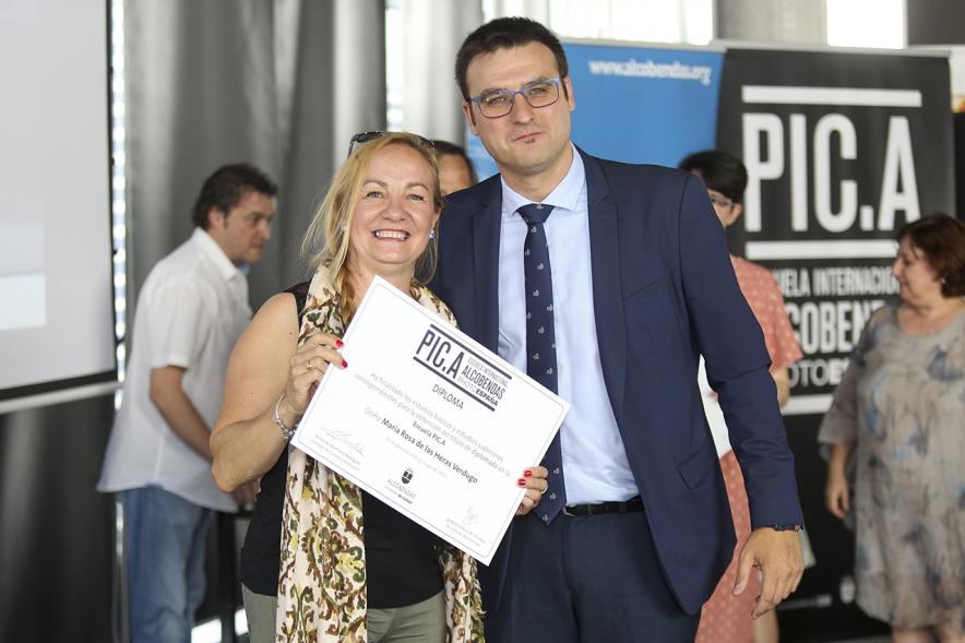  Concejal Miguel Ángel Arranz con alumno graduado. Escuela de Fotografía PIC.A. -2019