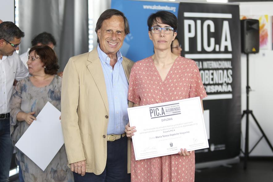 Alcalde Ignacio García de Vinuesa con alumno graduado. Escuela de Fotografía PIC.A. -2019