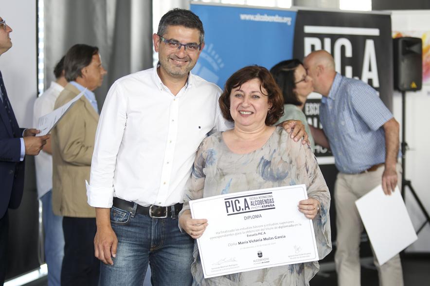 Concejal Rafael Sánchez con alumno graduado. Escuela de Fotografía PIC.A. -2019