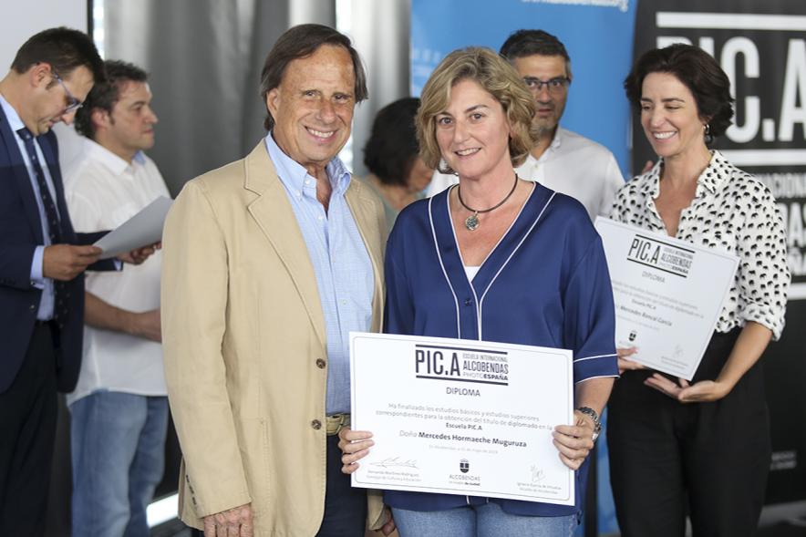 Alcalde Ignacio de Vinuesa y alumnos. Graduación alumnos Escuela de Fotografía PIC.A. -2019