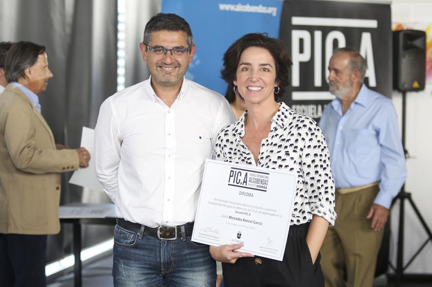 Concejal Rafael Sánchez y alumnos. Graduación alumnos Escuela de Fotografía PIC.A. -2019