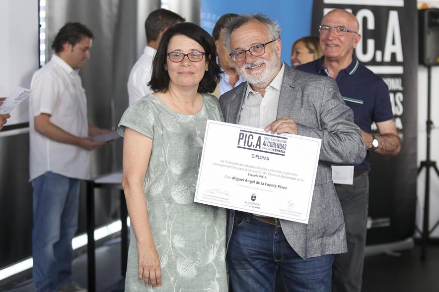 Autoridad con alumno graduado. Escuela de Fotografía PIC.A. -2019