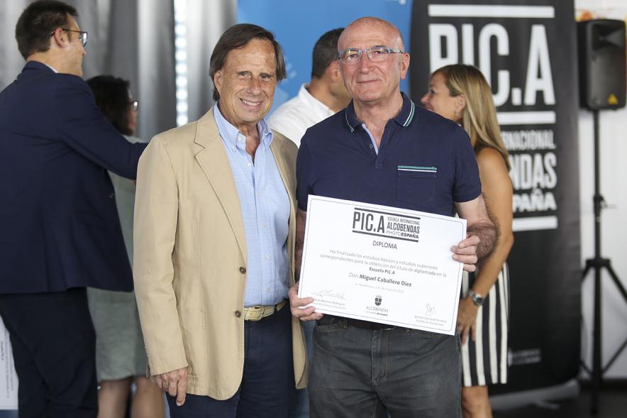 Alcalde Ignacio García de Vinuesa con alumno graduado. Escuela de Fotografía PIC.A. -2019
