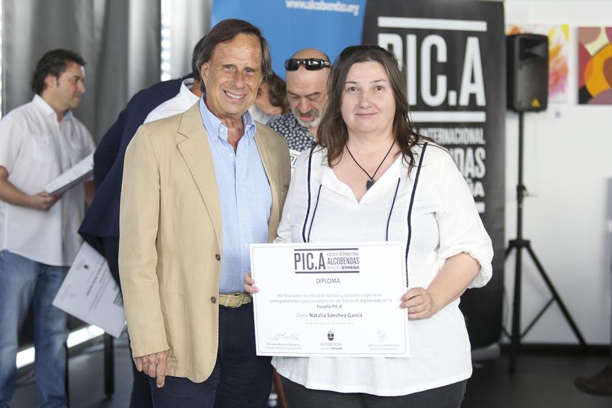 Alcalde Ignacio de Vinuesa y alumnos. Graduación alumnos Escuela de Fotografía PIC.A. -2019