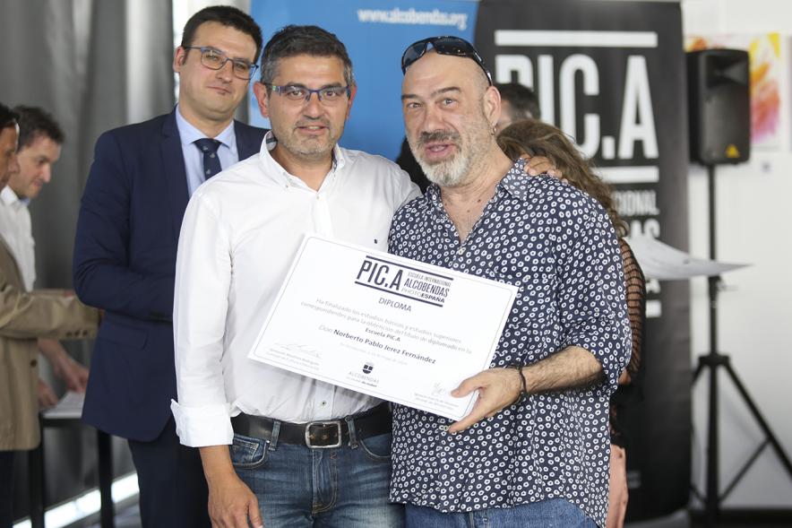 Concejal Rafael Sánchez y alumnos. Graduación alumnos Escuela de Fotografía PIC.A. -2019