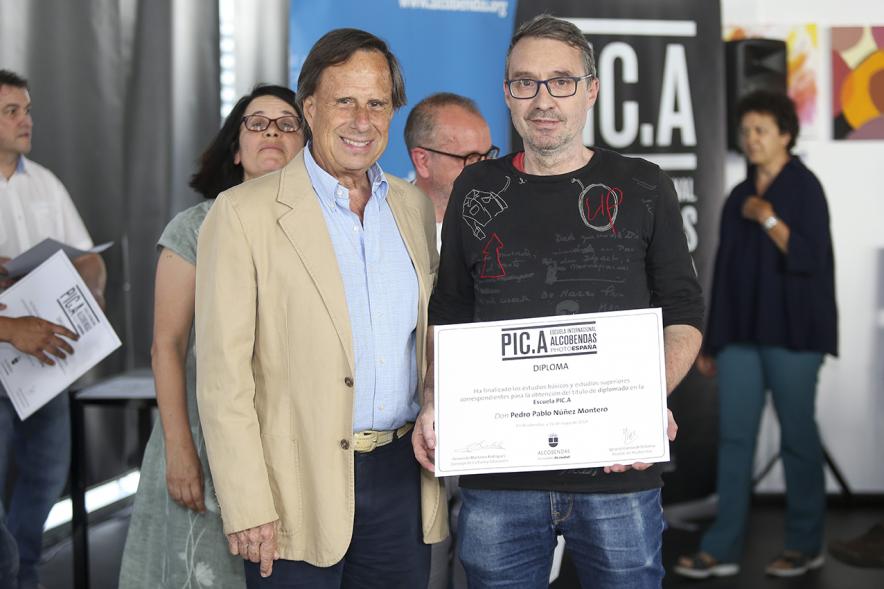 Alcalde Ignacio de Vinuesa y alumnos. Graduación alumnos Escuela de Fotografía PIC.A. -2019