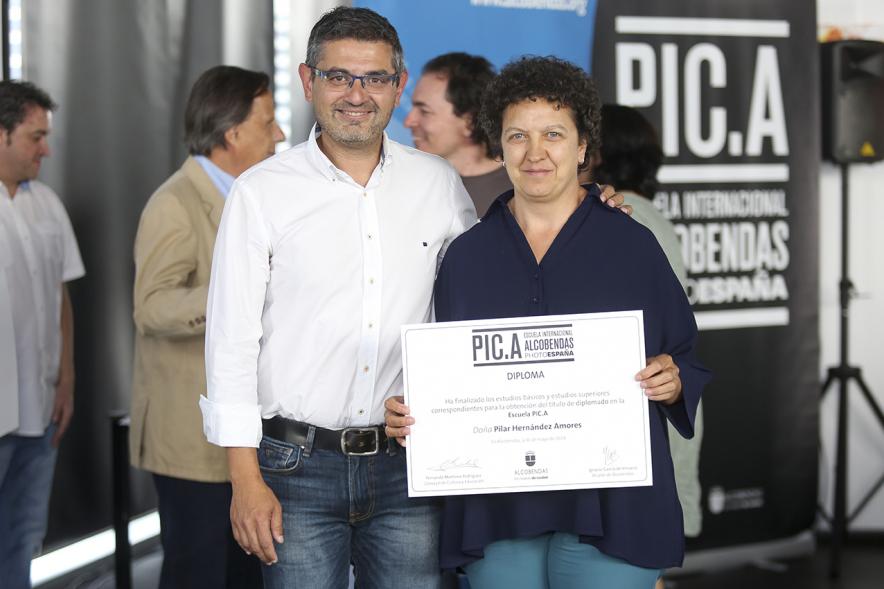 Concejal Rafael Sánchez y alumnos. Graduación alumnos Escuela de Fotografía PIC.A. -2019