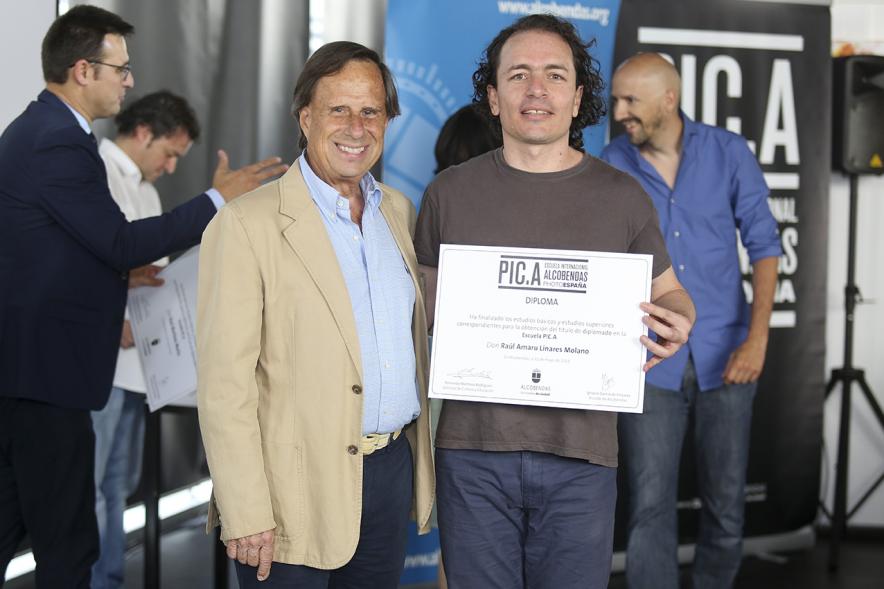 Alcalde Ignacio García de Vinuesa con alumno graduado. Escuela de Fotografía PIC.A. -2019