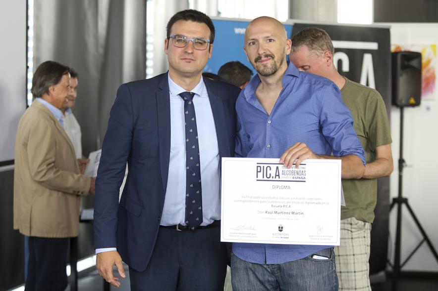 Concejal Miguel Ángel Arranz y alumnos. Graduación alumnos Escuela de Fotografía PIC.A. -2019