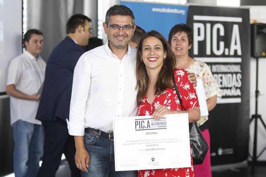 Concejal Rafael Sánchez y alumnos. Graduación alumnos Escuela de Fotografía PIC.A. -2019