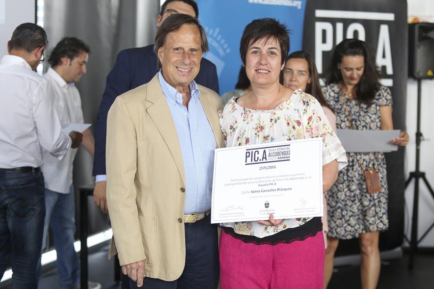 Alcalde Ignacio García de Vinuesa con alumno graduado. Escuela de Fotografía PIC.A. -2019