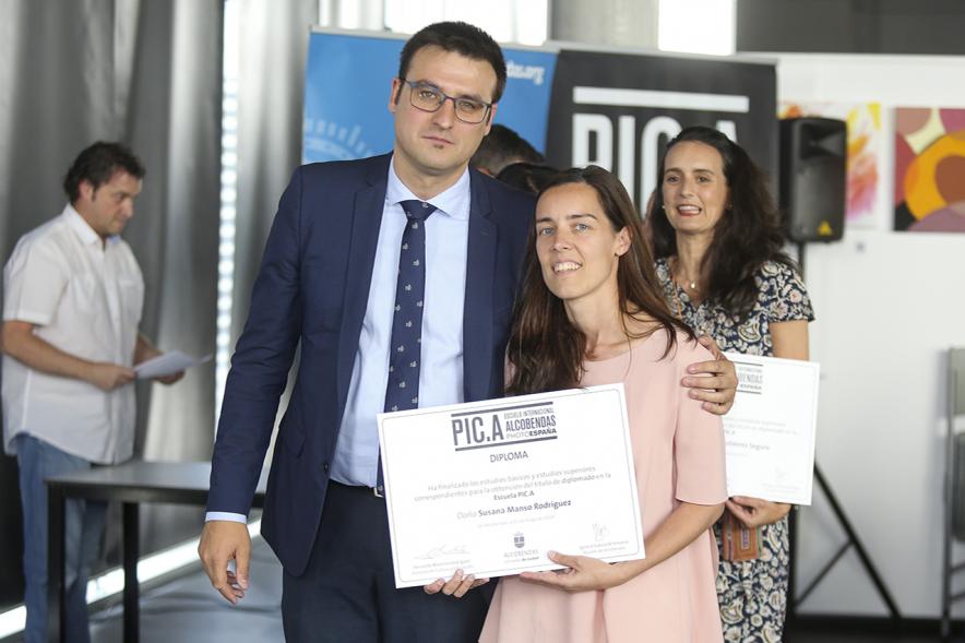 Concejal Miguel Ángel Arranz con alumno graduado. Escuela de Fotografía PIC.A. -2019