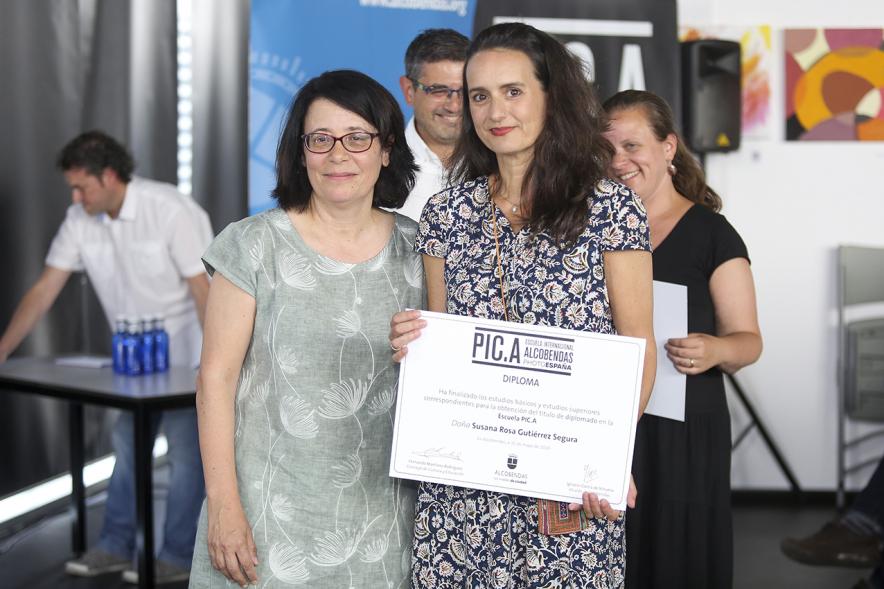 Autoridad con alumno graduado. Escuela de Fotografía PIC.A. -2019