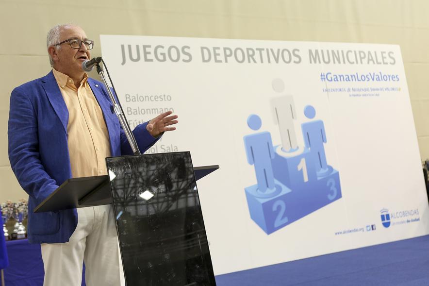 Entrega de trofeos XXII Juegos Deportivos Municipales - Primer plano de uno de los organizadores.