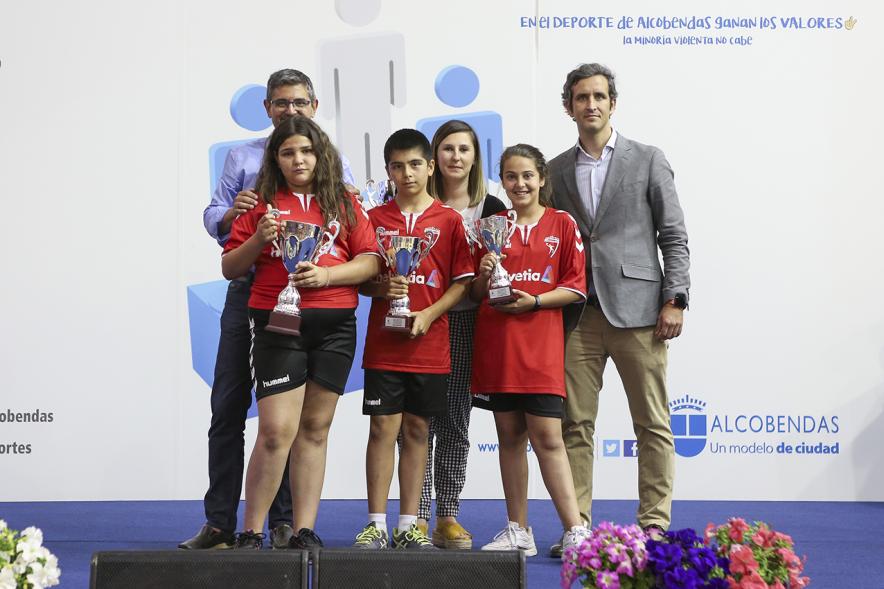 Entrega de trofeos XXII Juegos Deportivos Municipales - Posado de tres deportistas  con el alcalde Sánchez Acera y María Espin, del consejo de  la juventud y Aitor Retolaza.