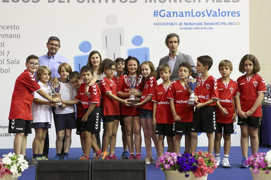 Entrega de trofeos XXII Juegos Deportivos Municipales - Posado de los deportistas infantiles  con su trofeo junto al alcalde Sánchez Acera  y Aitor Retolaza.