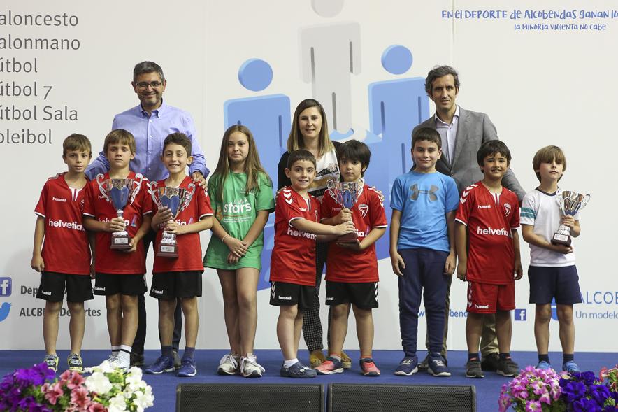 Entrega de trofeos XXII Juegos Deportivos Municipales - Posado de los deportistas infantiles  con su trofeo junto al alcalde Sánchez Acera  y Aitor Retolaza.