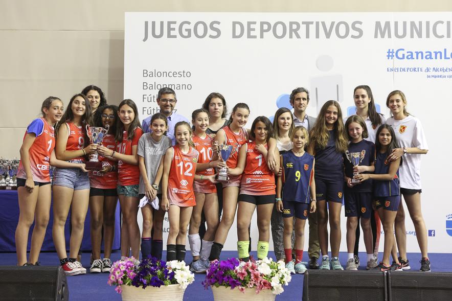 Entrega de trofeos XXII Juegos Deportivos Municipales - Posado de los equipos femeninos  con su trofeo junto al alcalde Sánchez Acera y Aitor Retolaza.