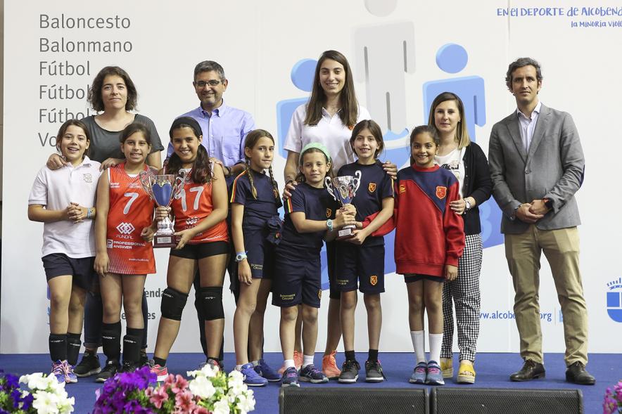 Entrega de trofeos XXII Juegos Deportivos Municipales - Posado de los equipos infantiles  con el alcalde Sánchez Acera y otras autoridades municipales.