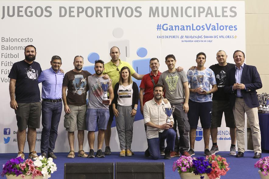 Entrega de trofeos XXII Juegos Deportivos Municipales - Posado de varias autoridades municipales junto a los deportistas ganadores.