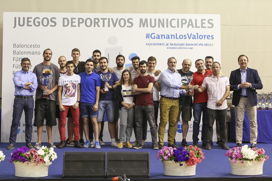 Entrega de trofeos XXII Juegos Deportivos Municipales -  Posado de los deportistas  con su trofeo junto al alcalde Sánchez Acera  y el vocal de deportes Juan  Francisco Figueroa .