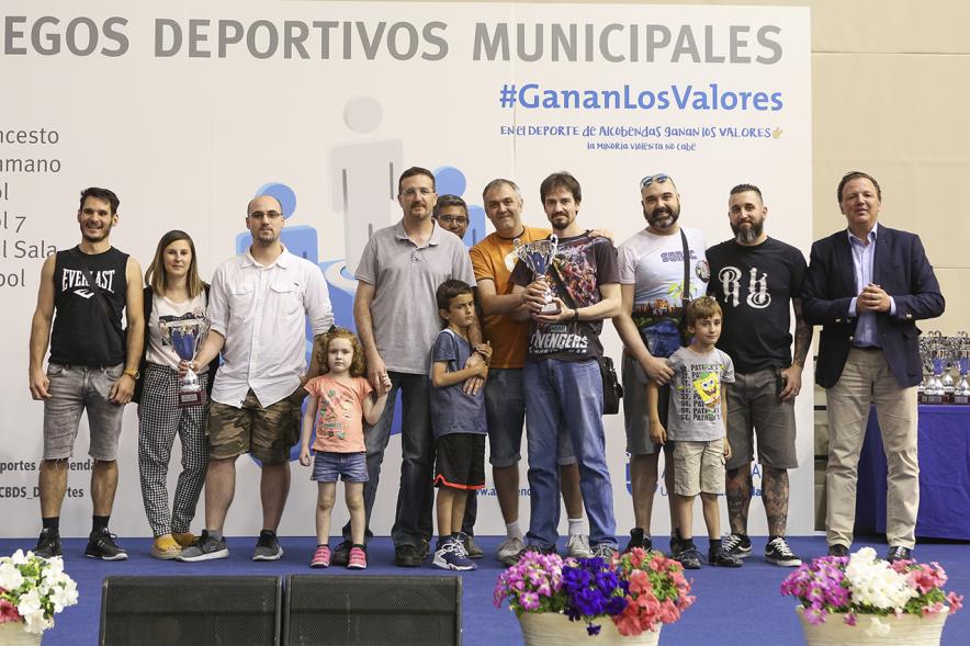 Entrega de trofeos XXII Juegos Deportivos Municipales - Posado de los deportistas  con su trofeo  con sus hijos junto al alcalde Sánchez Acera .