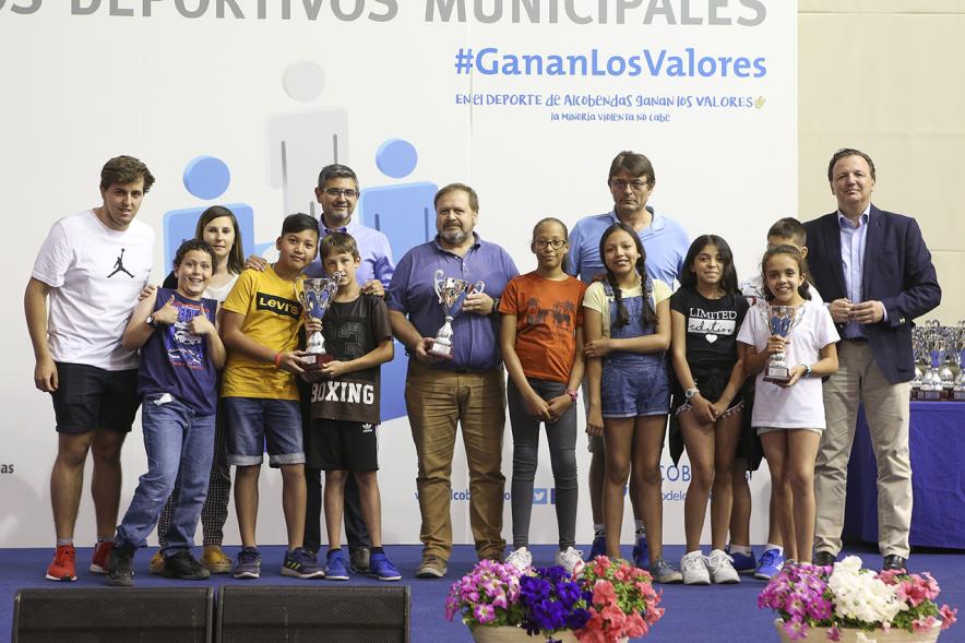 Entrega de trofeos XXII Juegos Deportivos Municipales - Posado de los equipos infantiles  con el alcalde Sánchez Acera y  Juan Francisco Figueroa, vocal de la comisión de deportes.