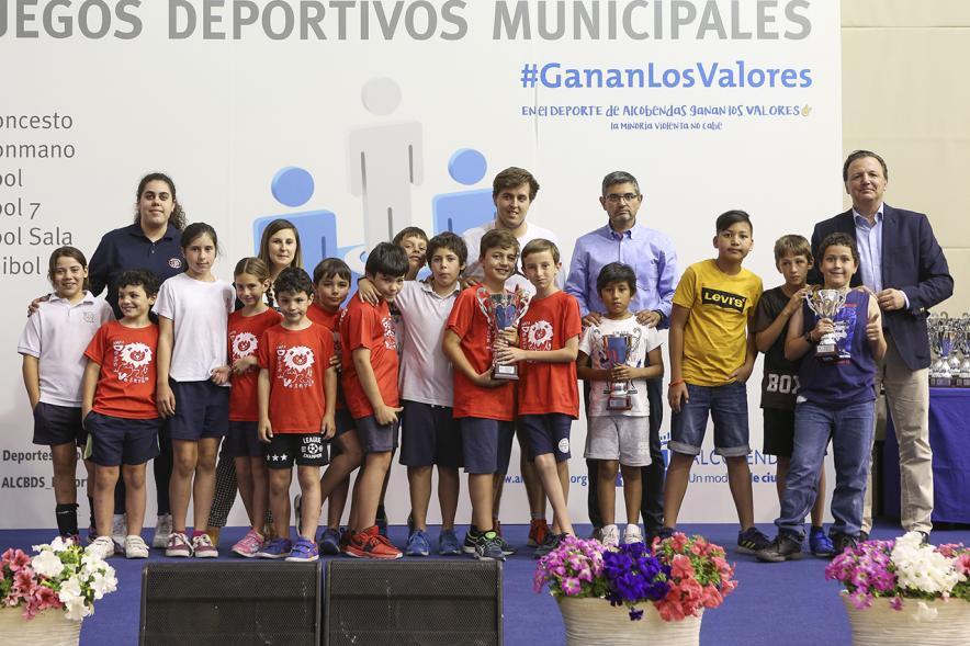 Entrega de trofeos XXII Juegos Deportivos Municipales -Posado de varias autoridades municipales junto a las deportistas ganadores.
