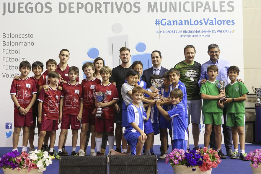 Entrega de trofeos XXII Juegos Deportivos Municipales -  Posado de los equipos infantiles  con el alcalde Sánchez Acera y  Juan Francisco Figueroa, vocal de la comisión de deportes.