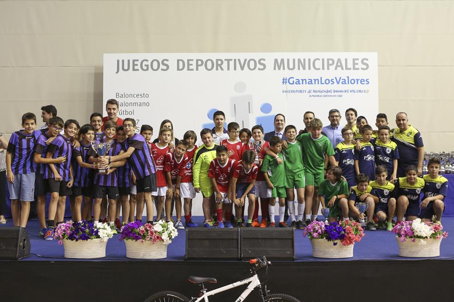 Entrega de trofeos XXII Juegos Deportivos Municipales - Posado de los equipos alevines con el alcalde Sánchez Acera y otras autoridades municipales.