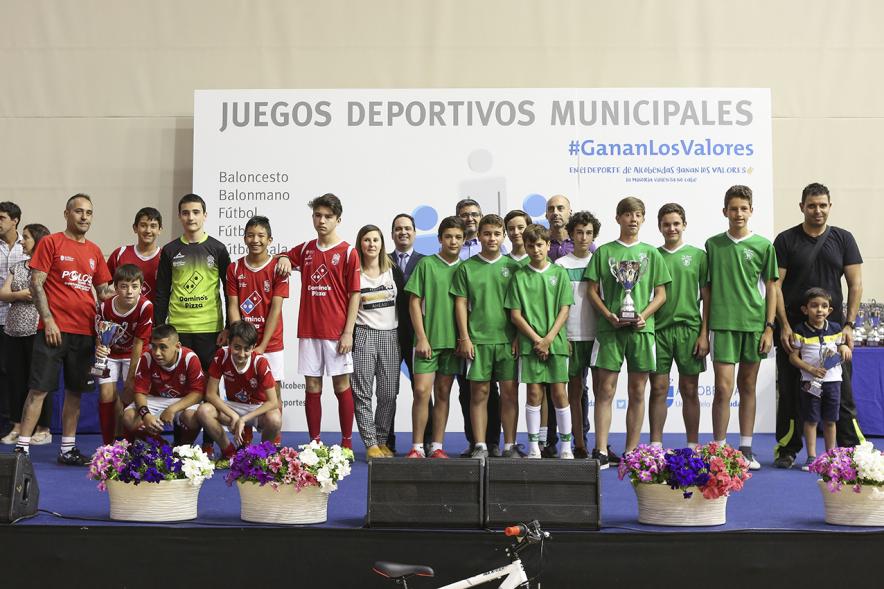 Entrega de trofeos XXII Juegos Deportivos Municipales -  Posado de los deportistas vencedores  junto a las autoridades municipales.