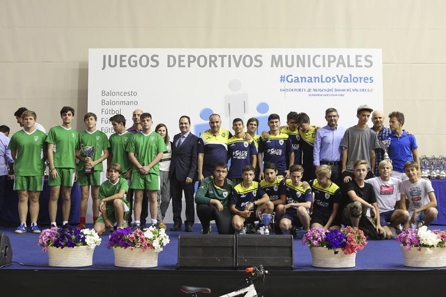 Entrega de trofeos XXII Juegos Deportivos Municipales - Posado de los equipos infantiles al completo con el alcalde Sánchez Acera  y otras autoridades municipales.