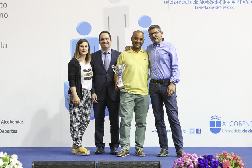 Entrega de trofeos XXII Juegos Deportivos Municipales - Posado del equipo de gobierno municipal con un deportista.