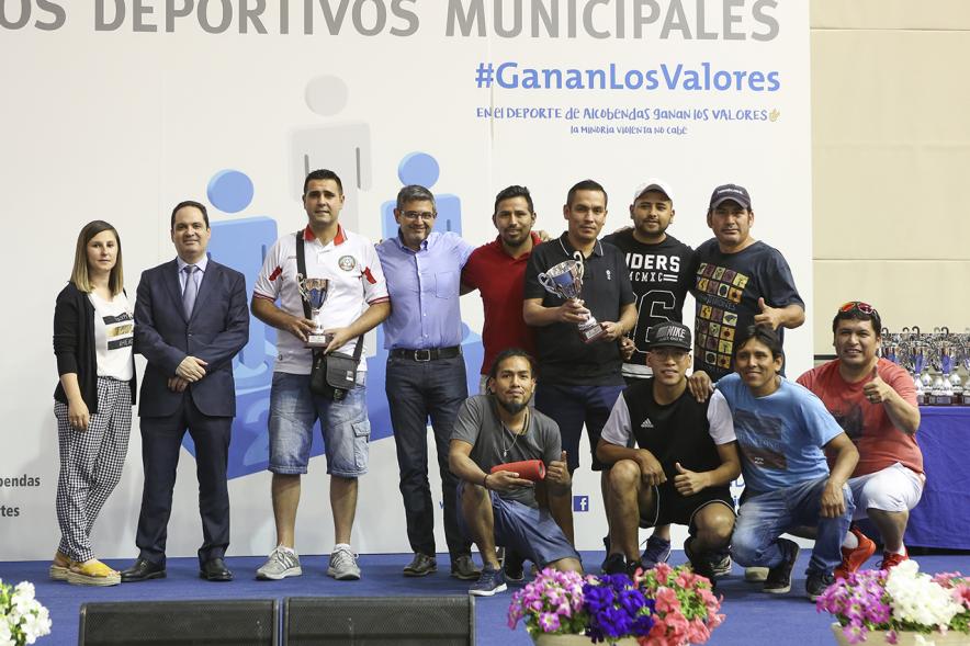 Entrega de trofeos XXII Juegos Deportivos Municipales -Posado de los deportistas  con su trofeo junto al alcalde Sánchez Acera .
