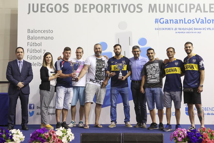 Entrega de trofeos XXII Juegos Deportivos Municipales - Posado de los deportistas  con su trofeo junto al alcalde Sánchez Acera.