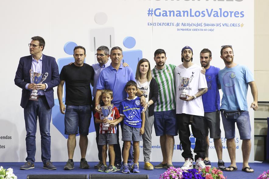 Entrega de trofeos XXII Juegos Deportivos Municipales -  Imagen de varias autoridades municipales junto a los deportistas ganadores.