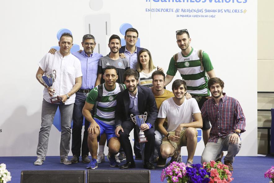 Entrega de trofeos XXII Juegos Deportivos Municipales - Posado de los deportistas  con su trofeo junto al alcalde Sánchez Acera y Miguel Angel Arranz, vicealcalde.
