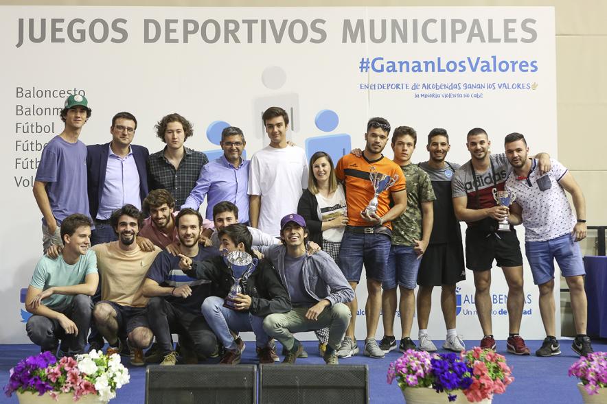 Entrega de trofeos XXII Juegos Deportivos Municipales -Posado de los deportistas  con su trofeo junto al alcalde Sánchez Acera y Miguel Ángel Arranz, vicealcalde. 164692