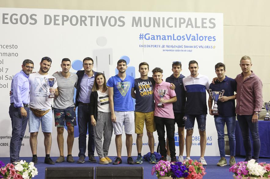Entrega de trofeos XXII Juegos Deportivos Municipales - Posado de los deportistas  con su trofeo junto al alcalde Sánchez Acera y Miguel Ángel Arranz,  el vicealcalde.
